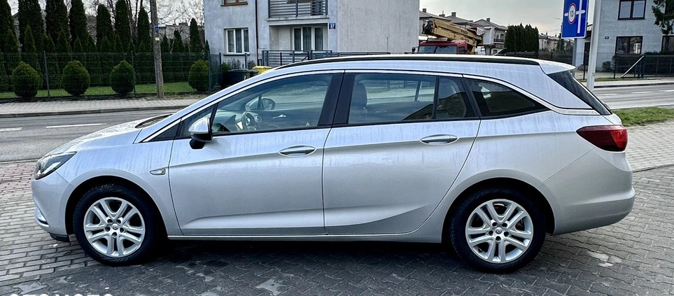 Opel Astra cena 37900 przebieg: 168000, rok produkcji 2017 z Wąbrzeźno małe 121